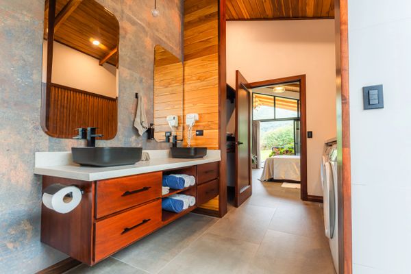 Bathroom-of-private-villa-in-La-Fortuna