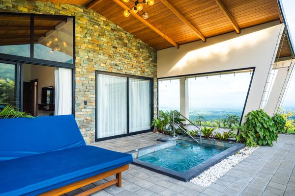 Jacuzzi-de-villa-vacacional-privada-con-vistas-al-volcán-Arenal