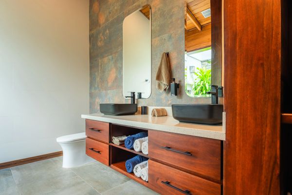 luxury-bathroom-in-La-Fortuna