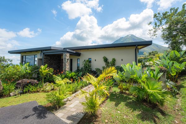 Vistas al volcán Arenal desde villa vacacional