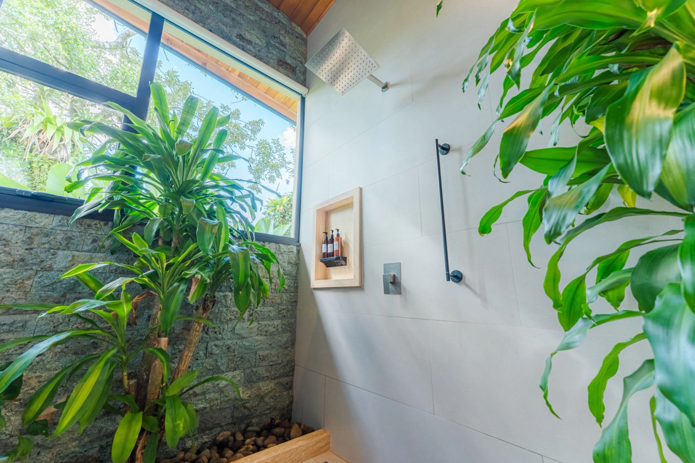 Jungle-style bathroom