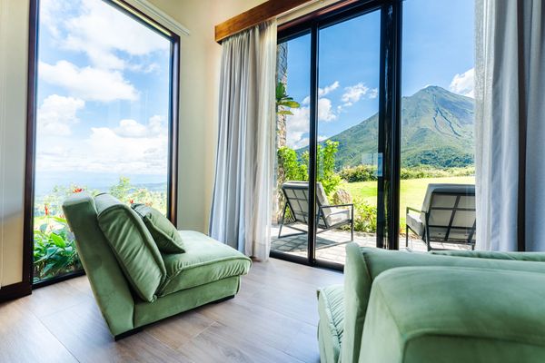 Habitaciones de villa privada con vistas panorámicas al volcán Arenal