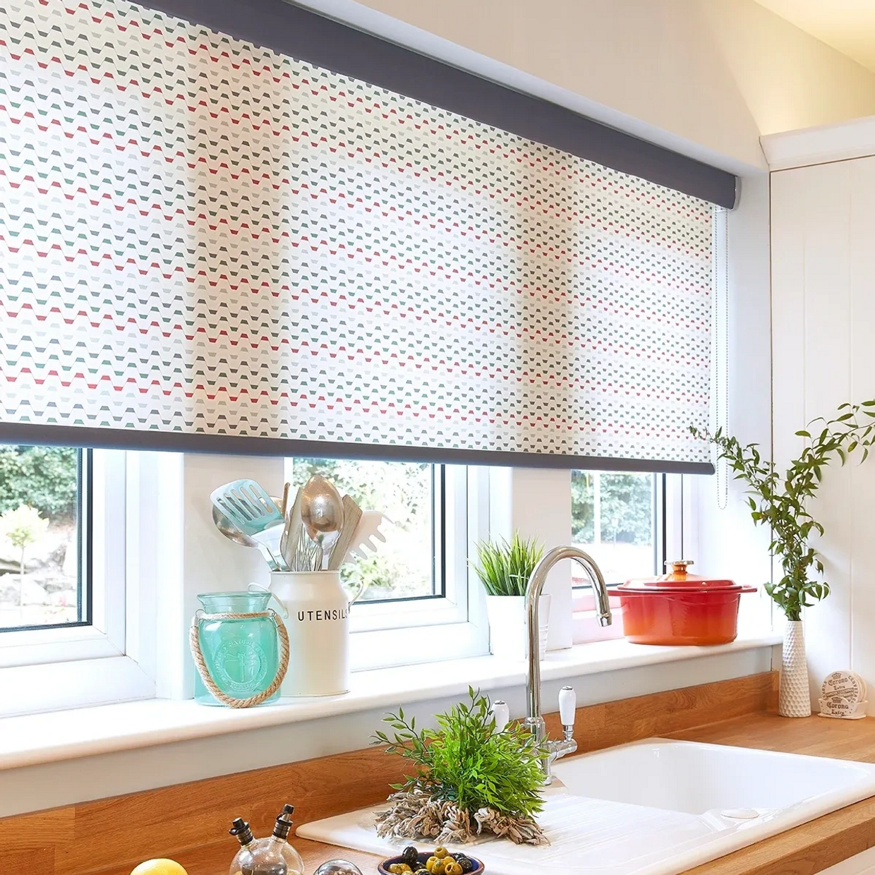 Kitchen roller blind with navy cassette and bottom bar