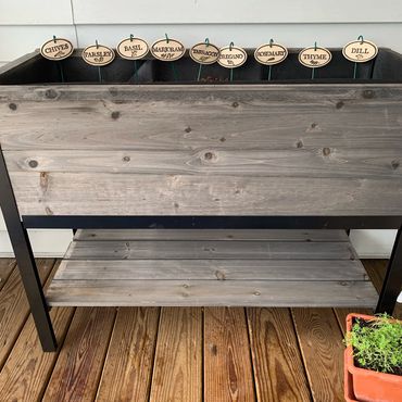 Raised herb potted garden box 