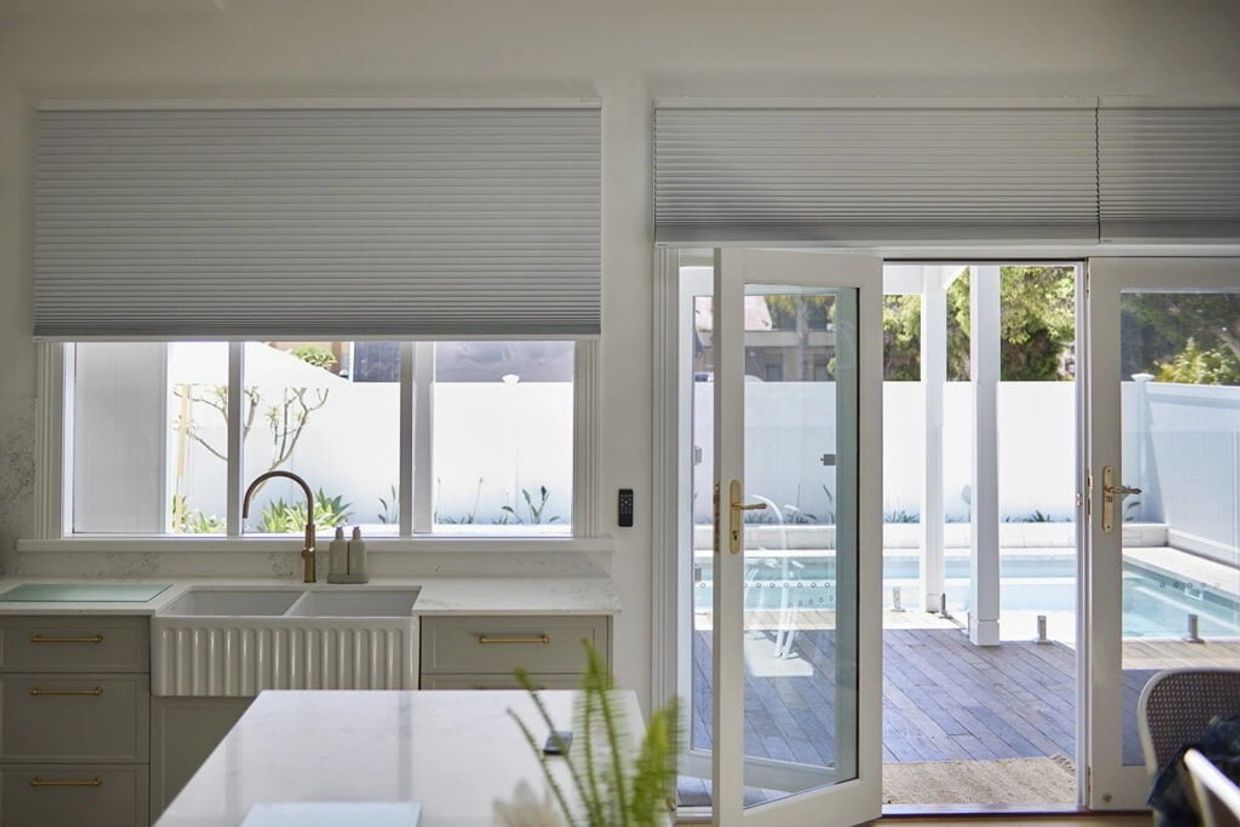 cellular blinds, white, thermal insulation, energy saving, cordless design, child-safe, pet-safe.