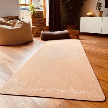 Leidenschaft zum Yoga entdeckt. Foto Zuhause mit Yogazubehör wie Yogamatte, Yogabolster & Yogablöcke