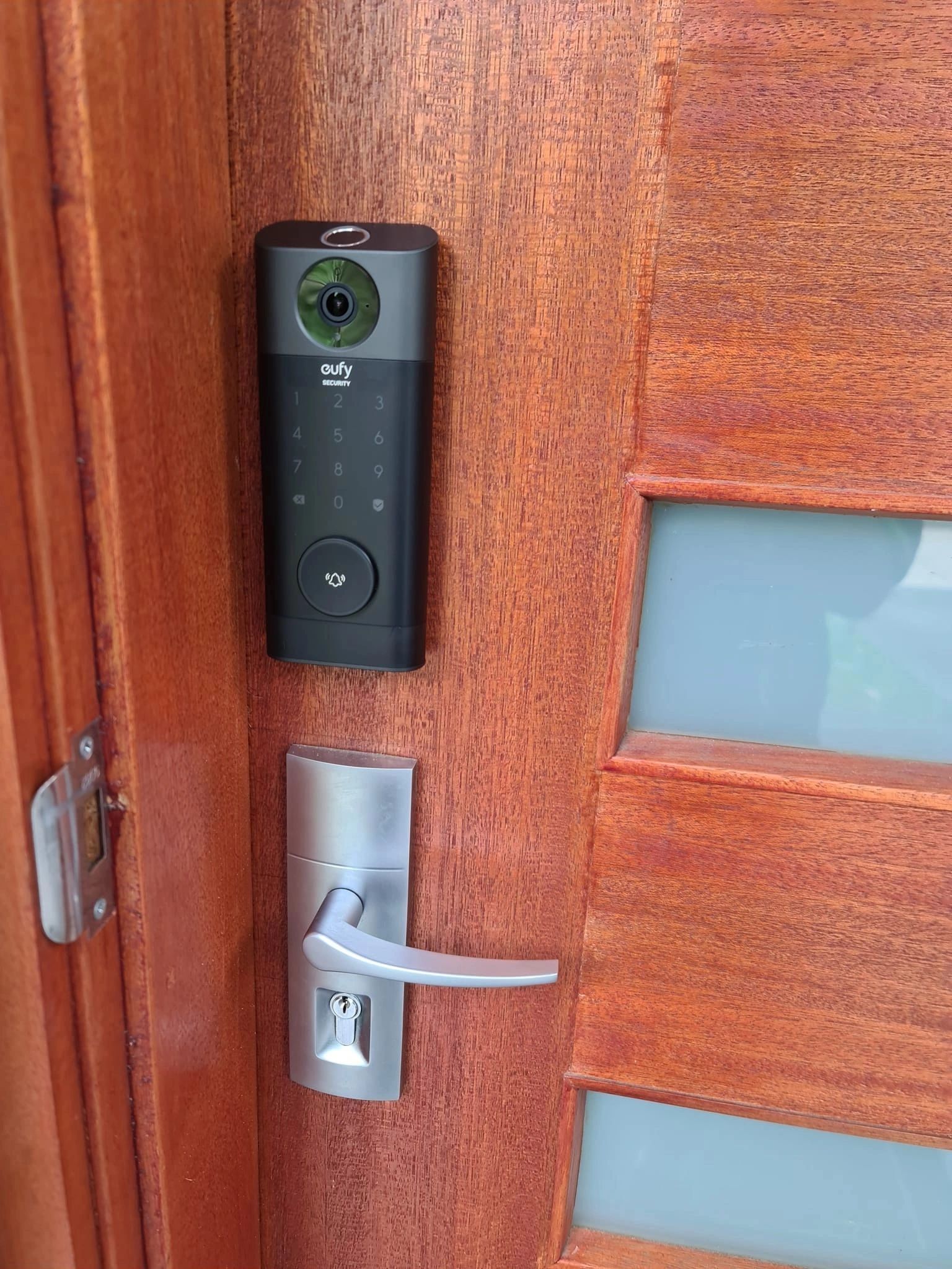 Smart Lock, Eufy 3in1, camera, door bell, door lock.