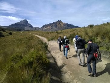 Iliniza Norte y Sur 
Turistas de Tierra Zero Tours caminando al refugio Nuevos Horisontes  y a su cu