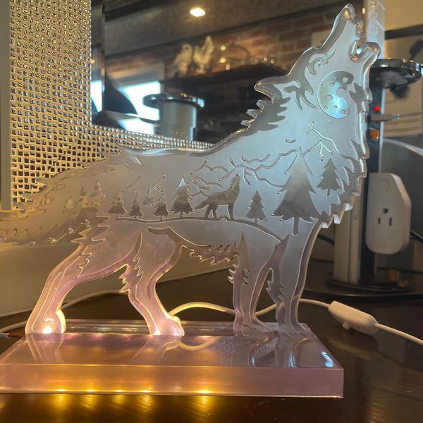 Loup violet sur socle lumineux fait en résine Epoxy 
