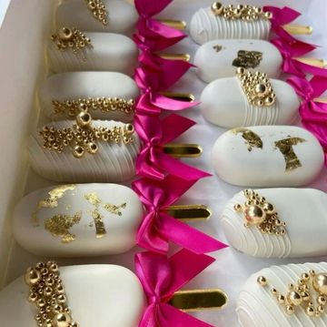 cake pops with gold decoration