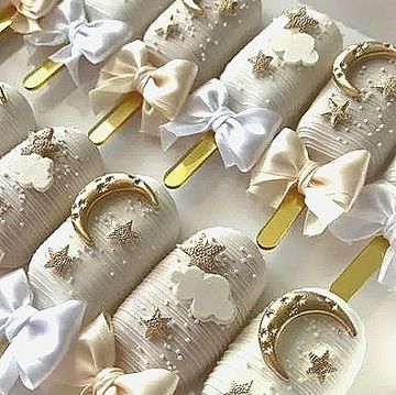 cake pops covered with moon 