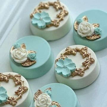Oreo chocolate covered cookies with flowers