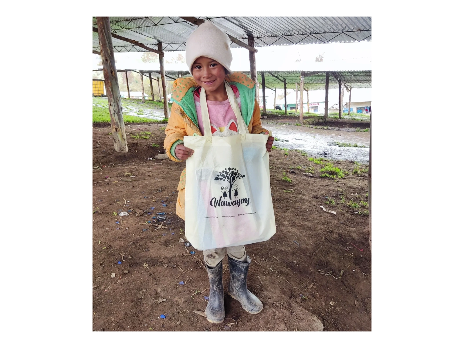 Beneficiaria de la campaña #Wawakits2022 en el distrito de Uchuraccay (Huanta, Ayacucho)
