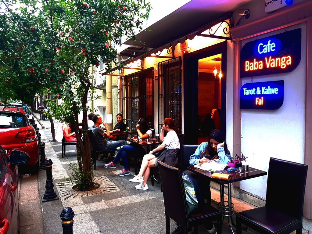 fal cafe baba vanga , kadıköy fal , kadıköy fal cafe , kadıköy falcı , falcı  dilemma dilara luiza