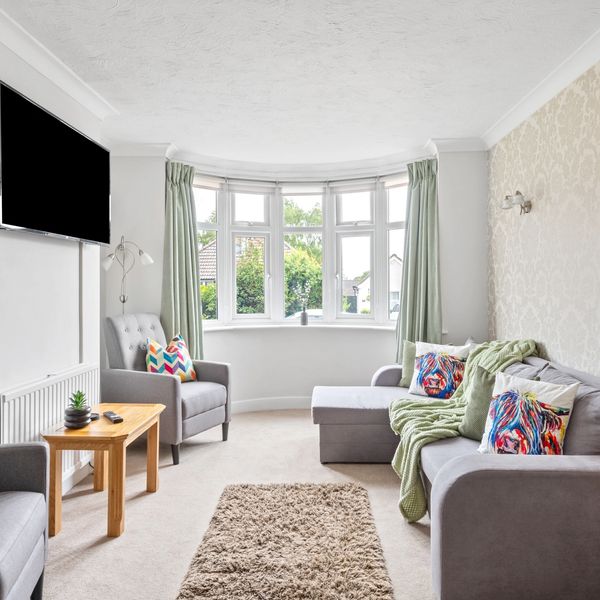 comfy lounge, sofa bed, superfast wifi, smart tv, large groups, dining table