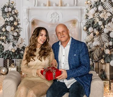 Christmas family photos in Roseville photography studio