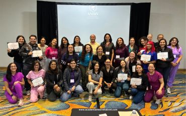 Grupo de personas posando con certificados.