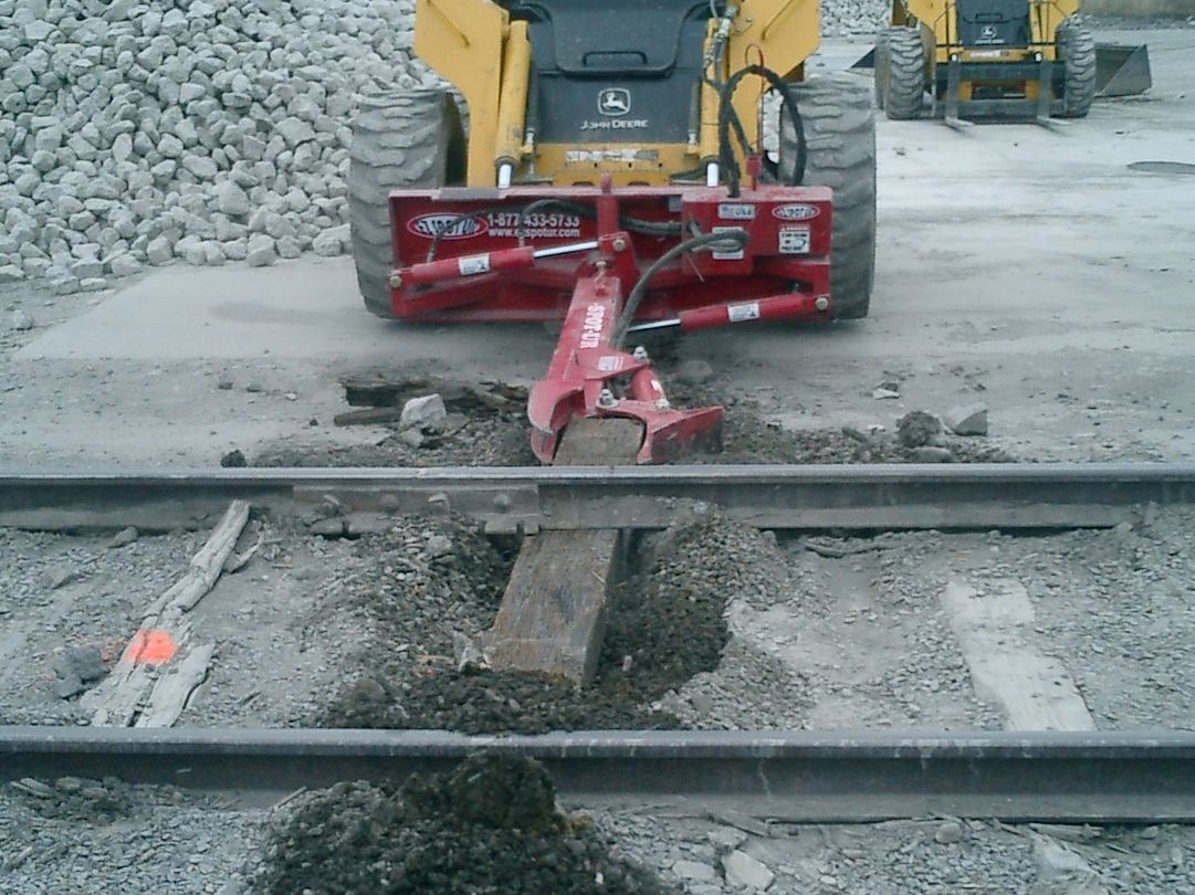 EZ Spot UR EZ-0016 Rail Tool pulling out a rail tie.