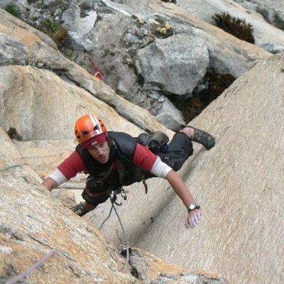 David Bautista escalando