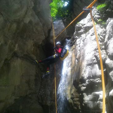 Persona bajando por una cuerda