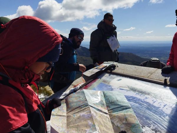 Grupo de personas mirando un mapa