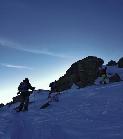 Alumnos realizando esquí de travesía