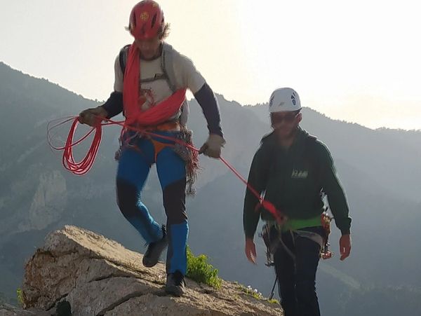 Dos hombres encordados en una cresta