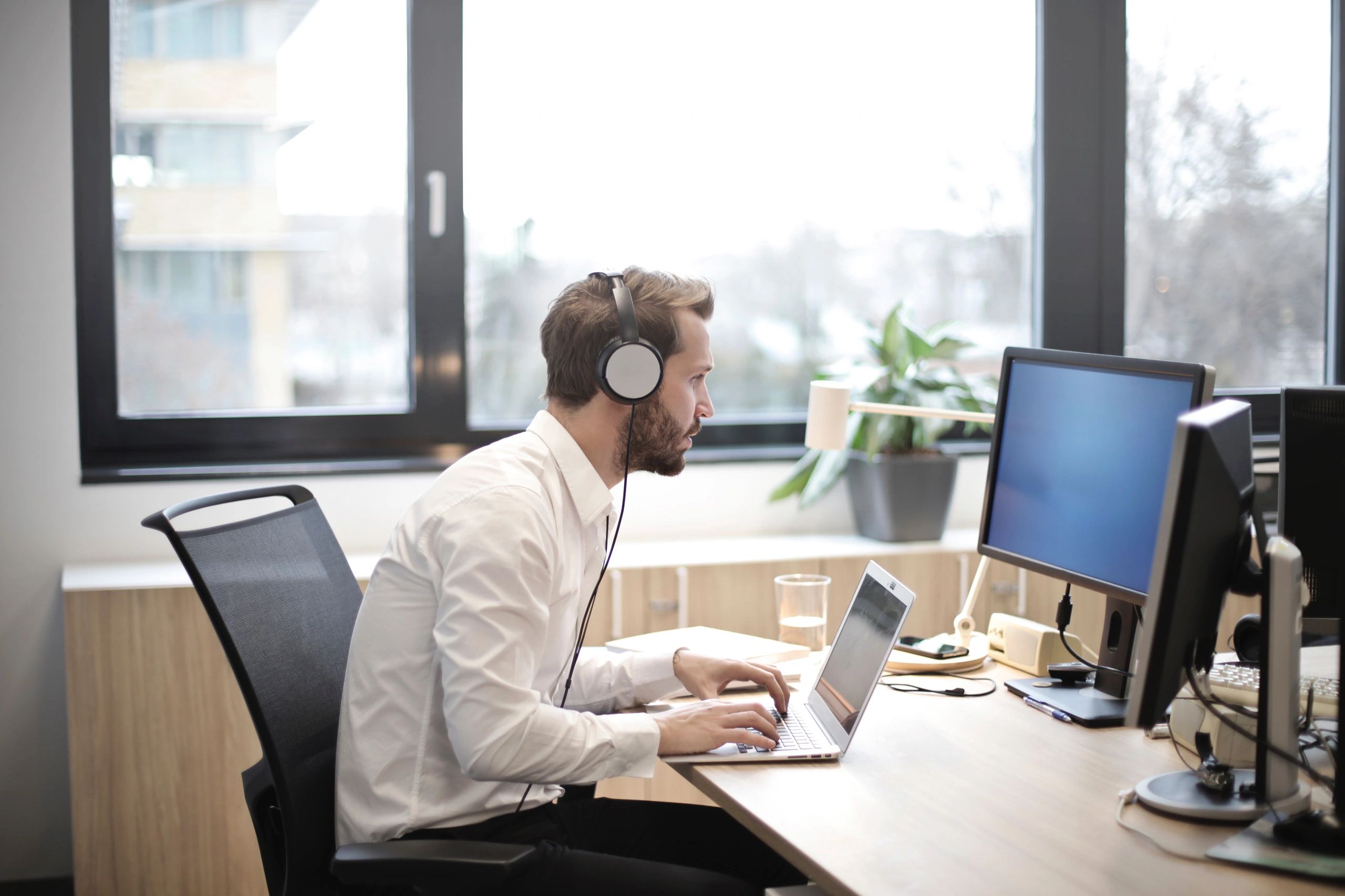 Связь с компьютером. Men in Headphones Computer. Man at the Office with Headphones. Ноутбук одел очки. Пиджак надел за компом.