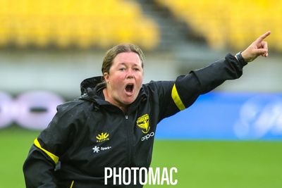 Natalie Lawrence coaching the Wellington Phoenix Women 2022.