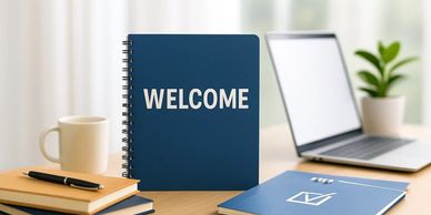 Livret d’accueil posé sur un bureau d’onboarding.