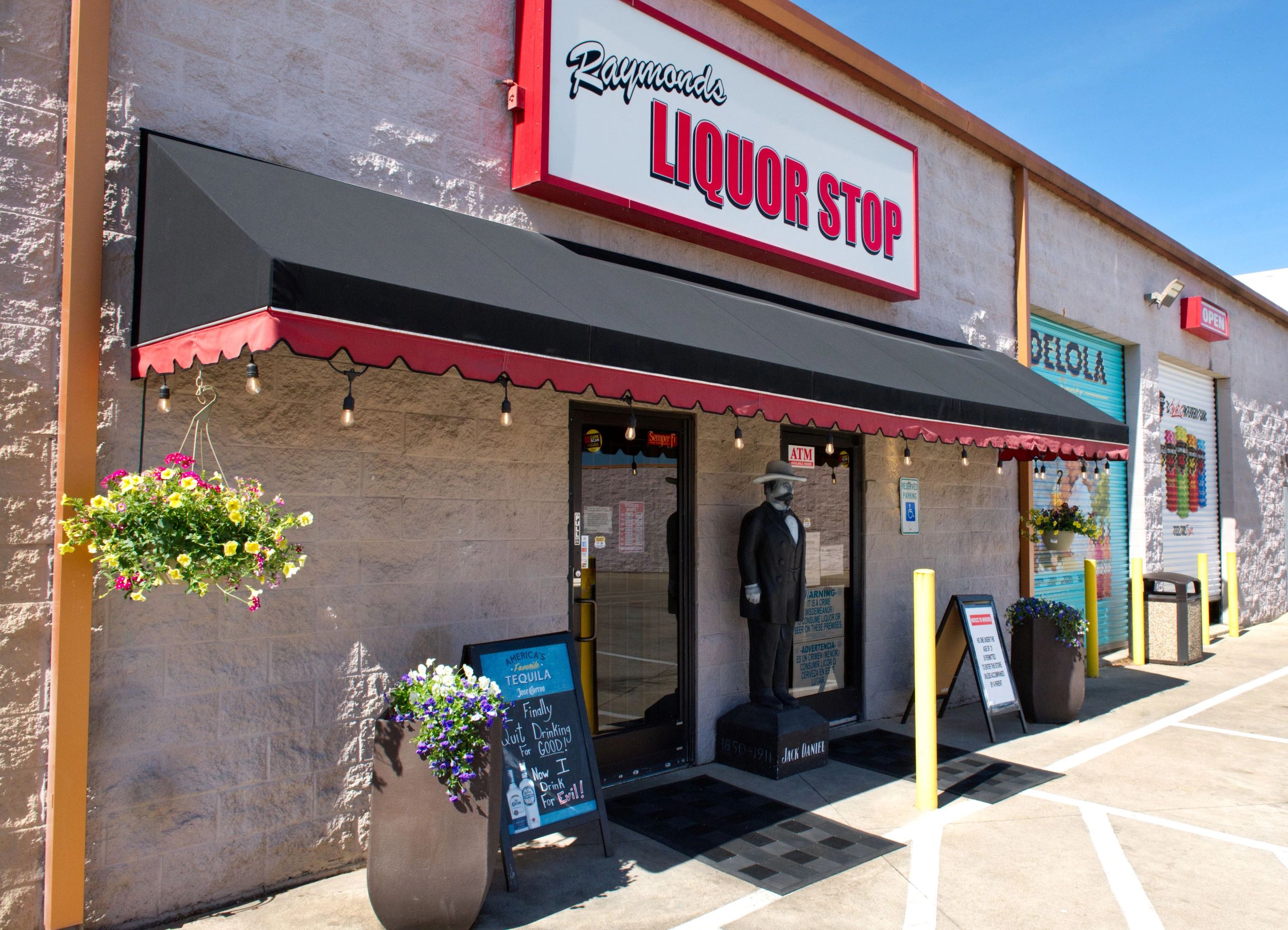 The Closest Package Store - 7r4tlfs