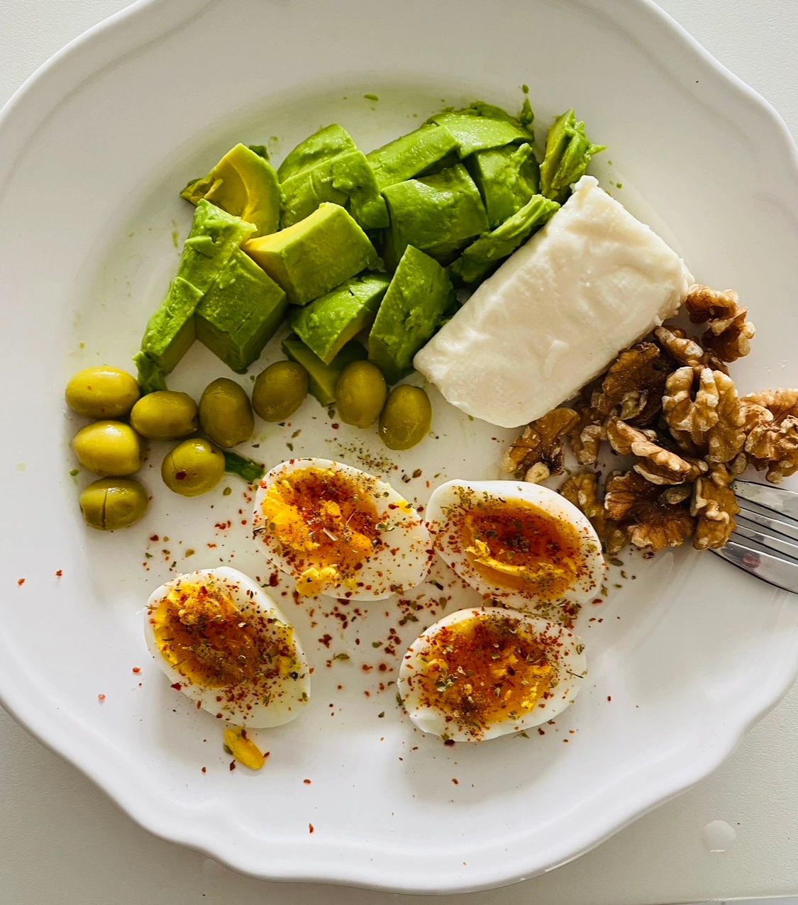 avokado, yeşil zeytin, kayısı yumurta, zeytin yağı, pul biber, karabiber, kekik, ceviz, ezine peynir