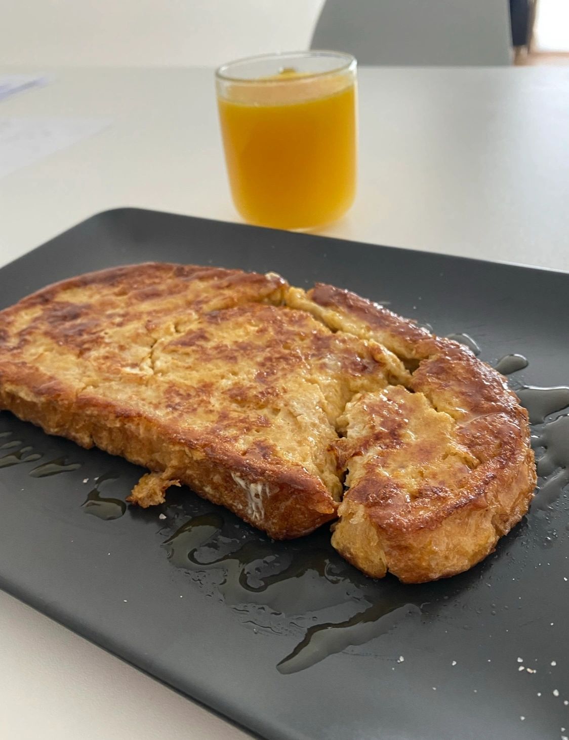 yumurtalı ekmek, taze sıkma portakal suyu