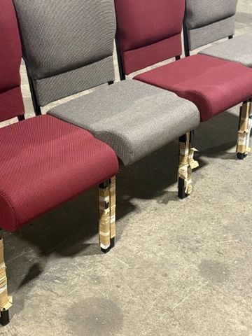 La silla Comfort Air Series Designer Series para iglesias ofrece un asiento acolchado Aire-Foam tipo