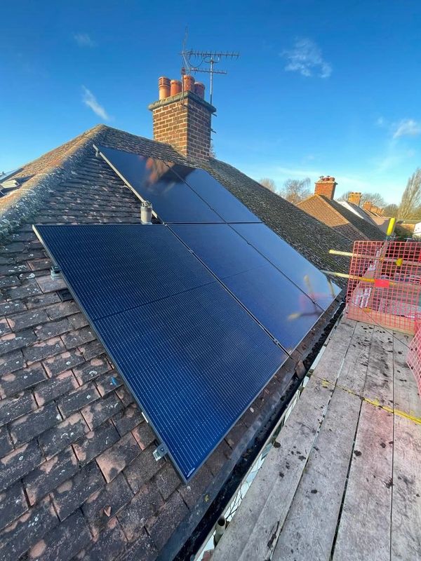 Benefits of solar electricity

Cut your electricity bills
Sunlight is free, so once you’ve paid for 