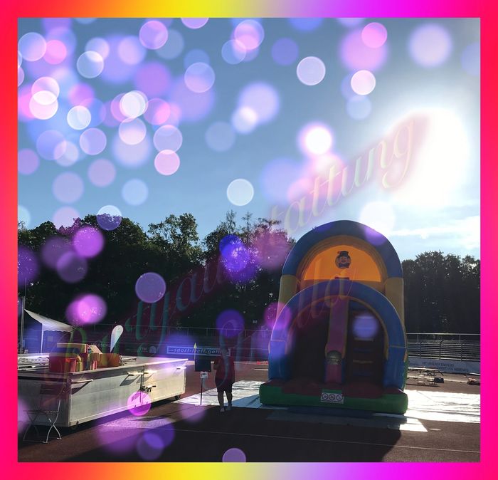 Hüpfburg in der Morgensonne von Partyausstattung Strulla beim Kinderfest von VERSATIO im Volkspark S