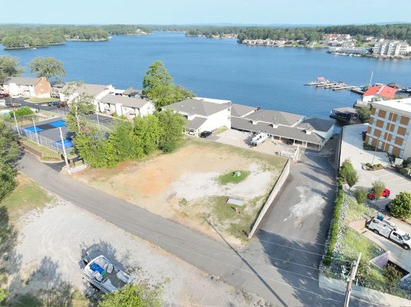 Aerial view of a lakeside neighborhood with houses and boats.