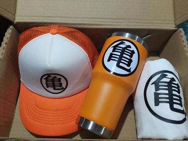 Caja cofre, con termo tipo YETI, gorra y playera de dragon ball. Ideal para un bonito regalo