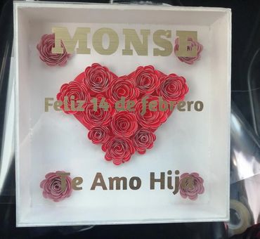 Caja decorativa, hecha de MDF, con tapa de acrílico. Flores hechas de papel, pintada y personalizada