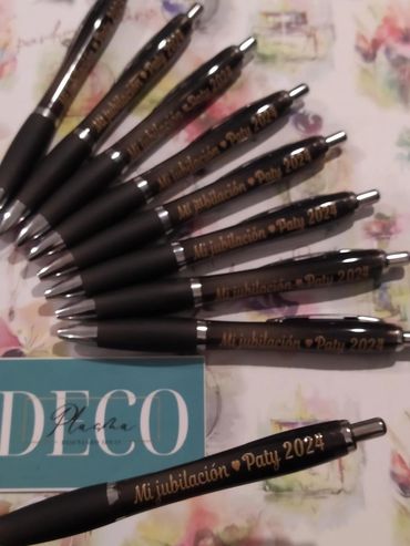 Pluma personalizada. Contamos con varios modelos de bolígrafos, tinta negra, azul o roja. 