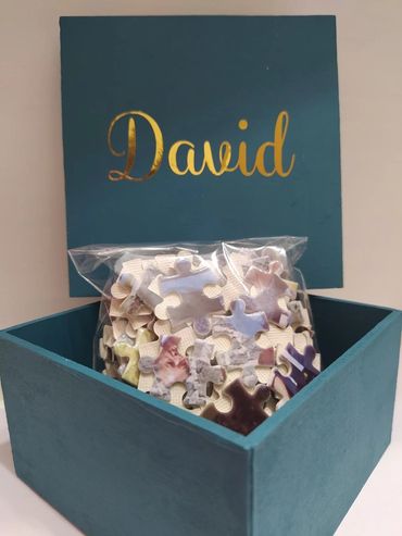 Rompecabezas tamaño A4 (21 cm por 29.7 cm). En caja de MDF, personalizada. 