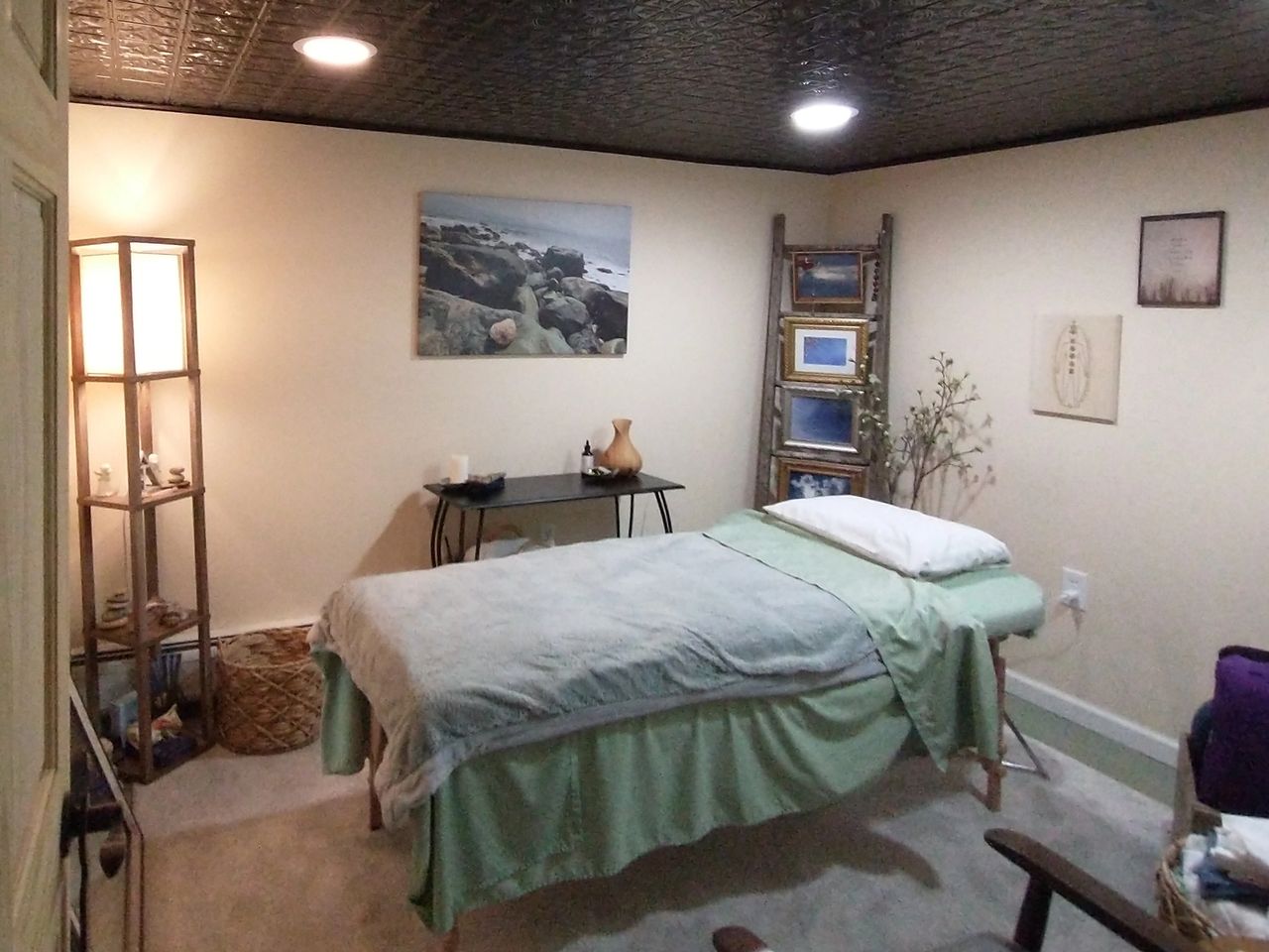 Reiki healing session in progress