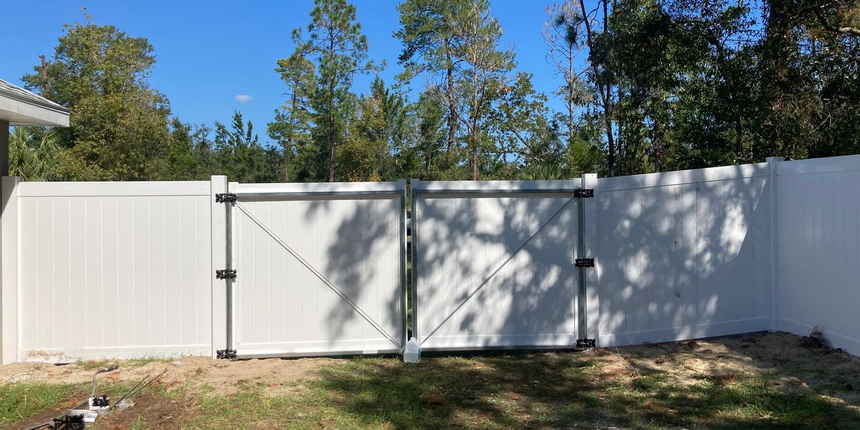 Vinyl fence with double gate