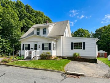Great three bedroom two bath cape in the College Hill neighborhood* Gorgeous remodeled kitchen* pote