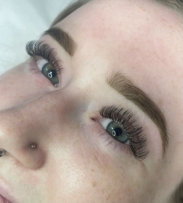 Hybrid lashes
Hybrid brows