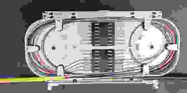 Fibre optic splice through