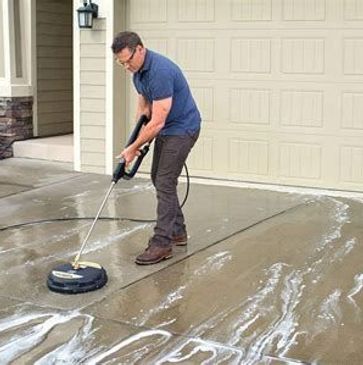 Venice FL pressure washing concrete driveway.
