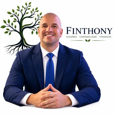 Hombre de negocios sonriendo frente a logo de Finthony.
