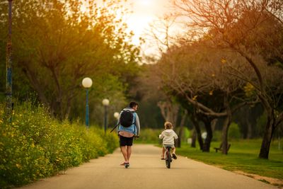 Father free from pain thanks to acupuncture in the park with his son