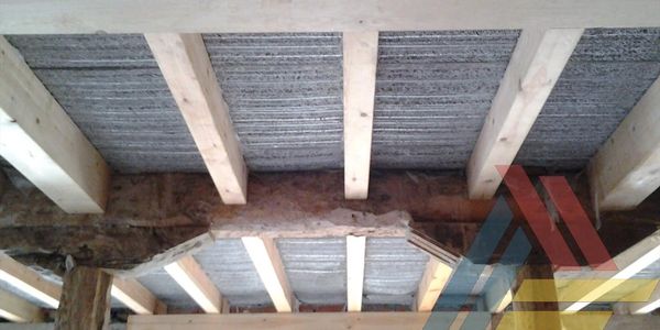 Coffrage pour couler le béton pour les planchers en bois